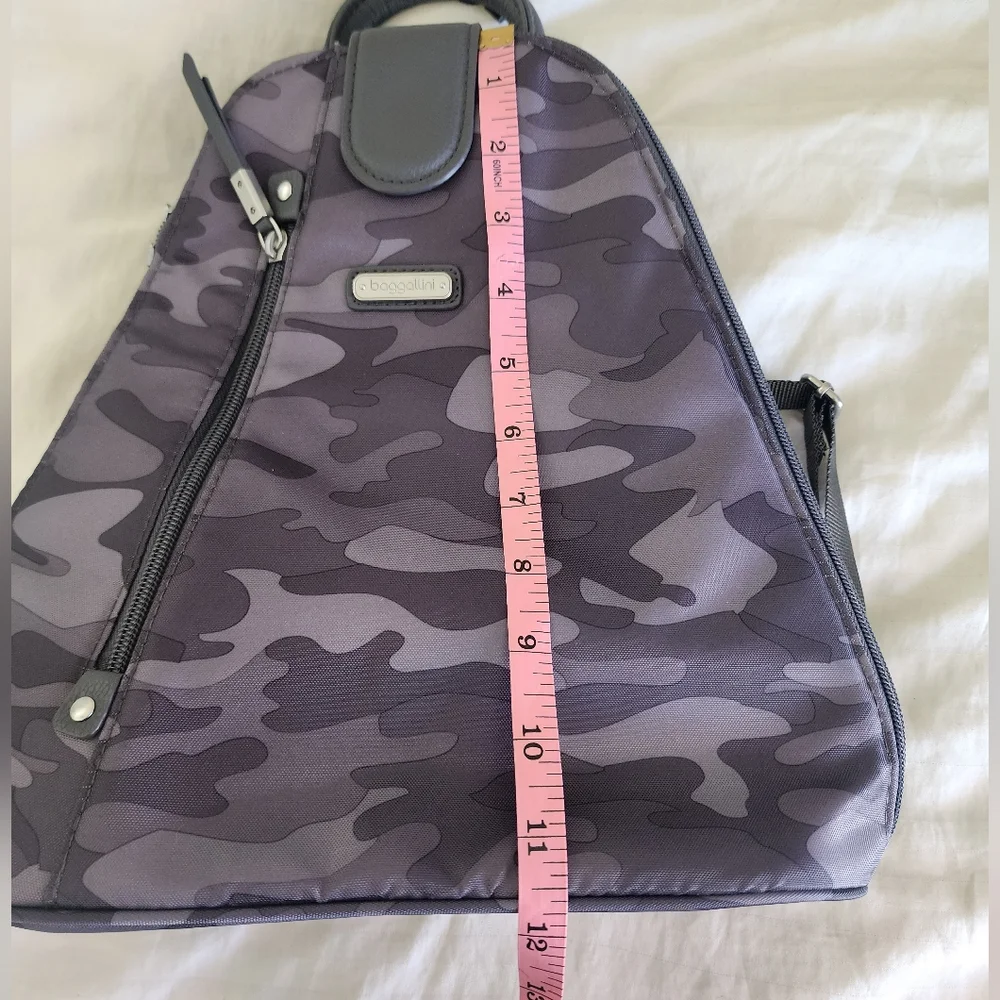 NWT Baggallini Gray Camo MM Metro Backpack Slingpack - Picture 8 of 11